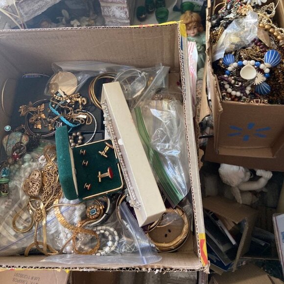 4lbs: unsorted unsearched untested. Mix of Estate/Costume/Vintage 90% wearables - Picture 9 of 10